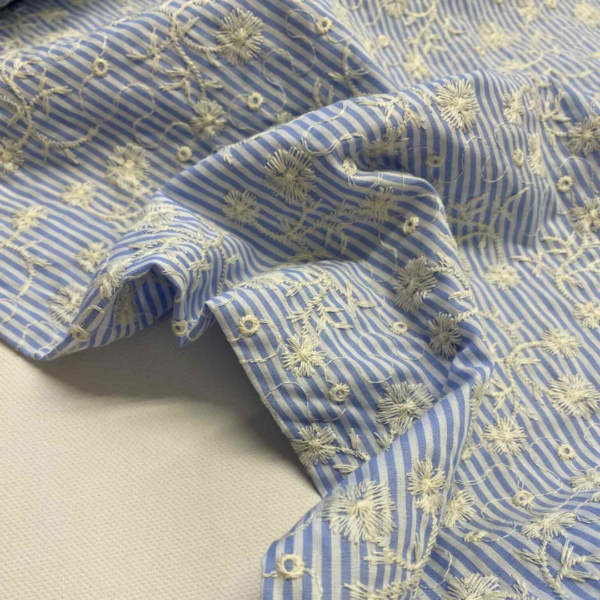 Popeline - Hemdenstof - Geborduurde katoen strepen