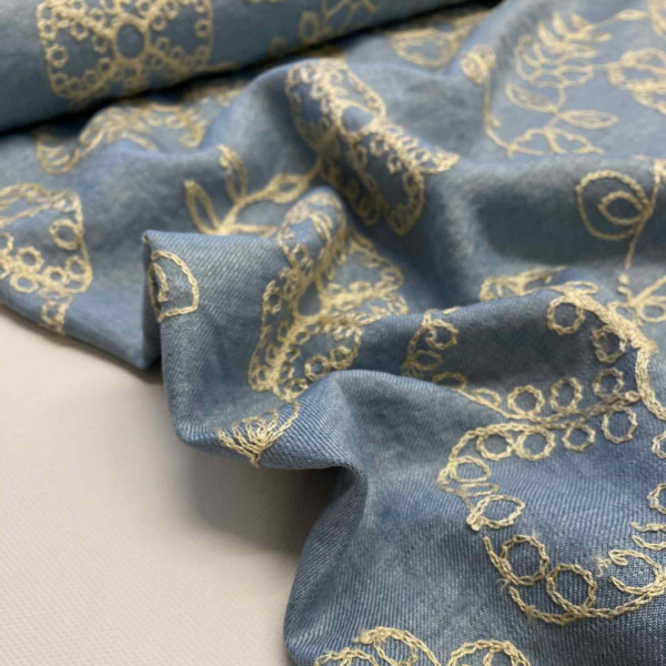 Viscose met geborduurde bloemen – Jeans