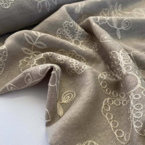 Viscose met geborduurde bloemen - Beige